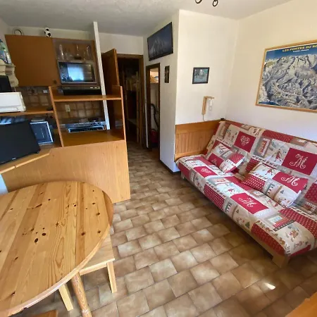 Chaleureux Avec Balcon Sud/ouest A 500m Du Centre, Parking Et A Deux Pas Des Remontees! - Fr-1-693-54 *