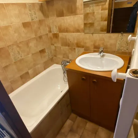 Chaleureux Avec Balcon Sud/ouest A 500m Du Centre, Parking Et A Deux Pas Des Remontees! - Fr-1-693-54