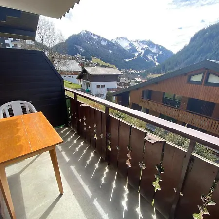 Chaleureux Avec Balcon Sud/ouest A 500m Du Centre, Parking Et A Deux Pas Des Remontees! - Fr-1-693-54 *